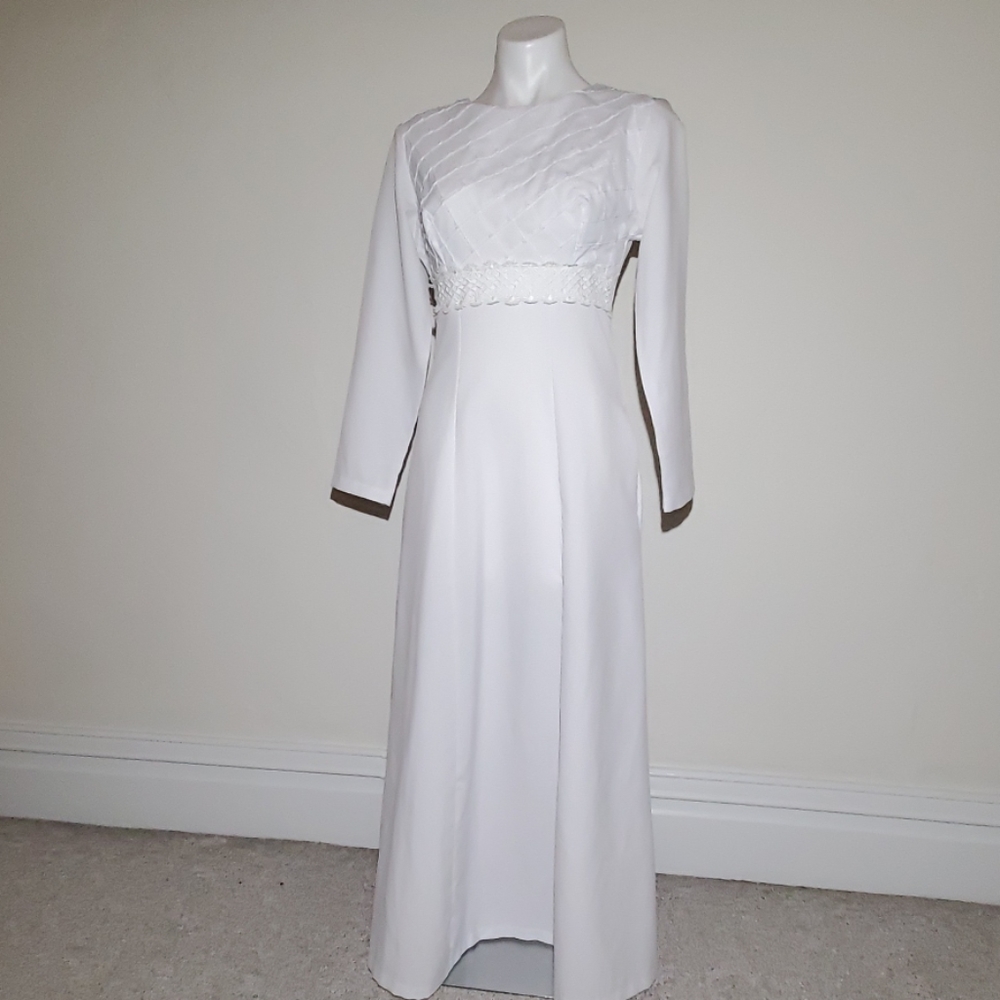 Chic White Maxi Dress with Long Sleeves